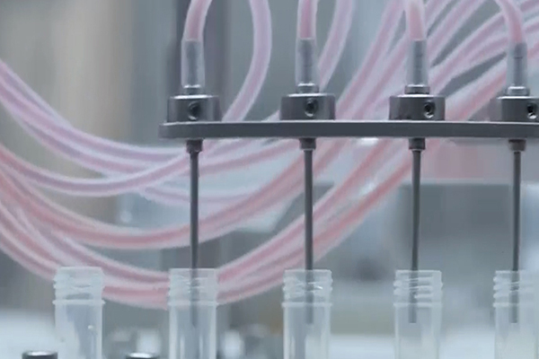 自動液體灌裝機是灌裝生產(chǎn)的重要設備